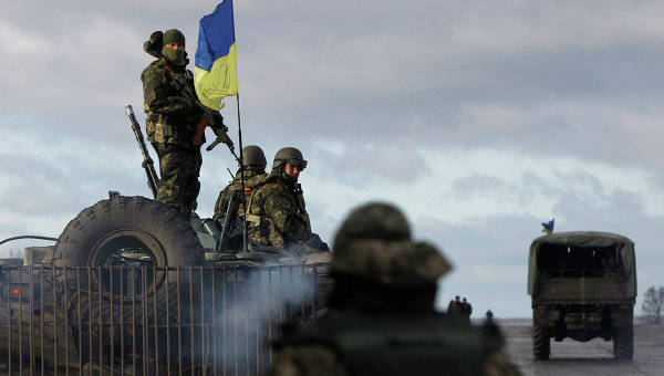 DW: Украинские власти на фоне мирных переговоров готовятся к войне