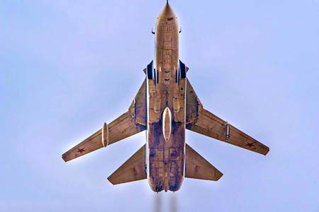 Су-24: удар по противнику с малых высот Су-24: удар по противнику с малых высот