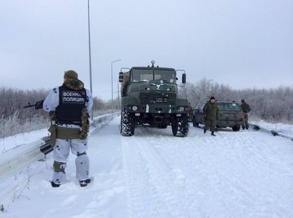 Полиция ДНР проводит осмотр украинских силовиков на пути в Донецкий аэропорт