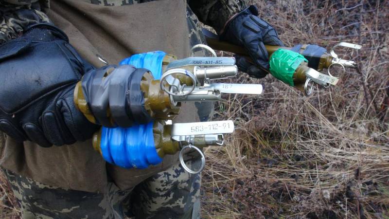 Украинские военные устанавливают запрещенные "растяжки" вблизи Мариуполя