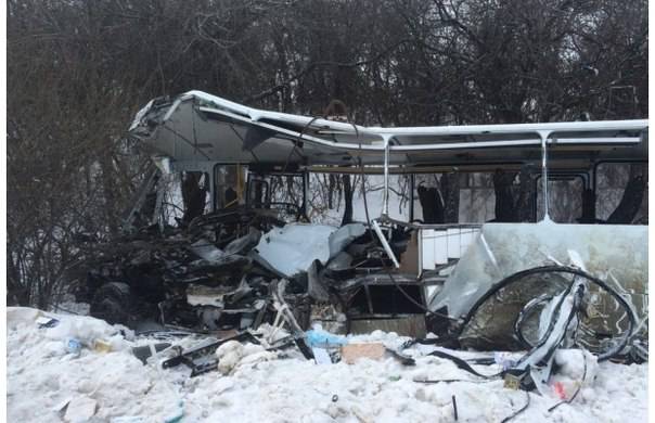 Появились первые фото ДТП на Донбассе, в котором погибли 13 военных