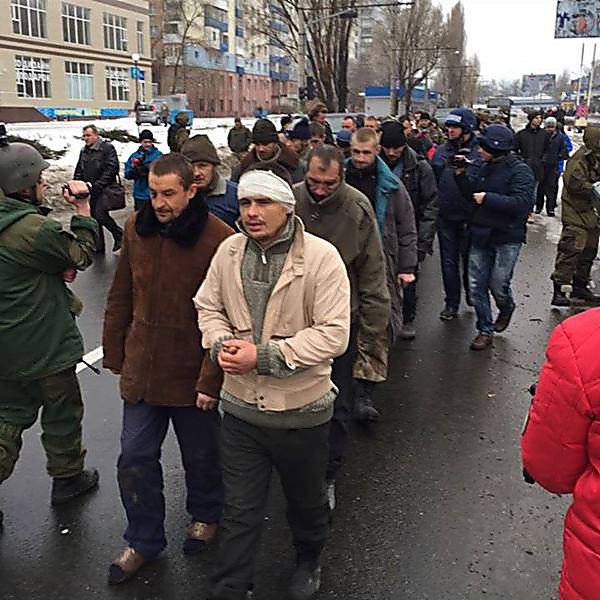 Ополченцы в Донецке устроили парад пленных «киборгов»