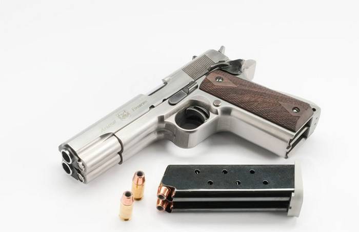 Двуствольный пистолет Colt M1911 в действии Двуствольный пистолет Colt M1911 в действии