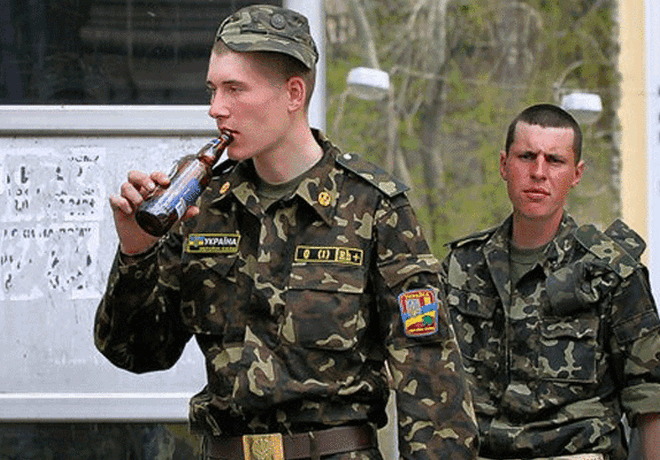 Для украинских солдат-пьяниц и наркоманов в зоне АТО вырыли вытрезвительные ямы