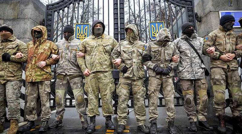 «Эти батальонные бунты могут перерасти в очередную революцию» «Эти батальонные бунты могут перерасти в очередную революцию»
