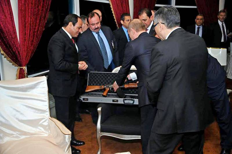 В сети появилось фото "Калашникова", подаренного Владимиром Путиным президенту Египта