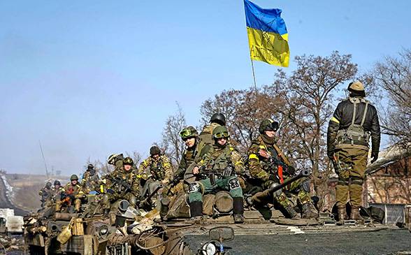 Украинцы требуют от Киева объявить войну России