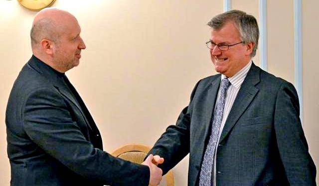 Турчинов обсудил с Уэсли Кларком переход ВСУ на стандарты НАТО