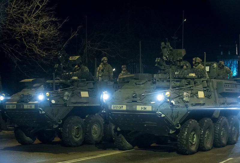 Американские Страйкеры маршируют в 300 метрах от российской границы Американские Страйкеры маршируют в 300 метрах от российской границы