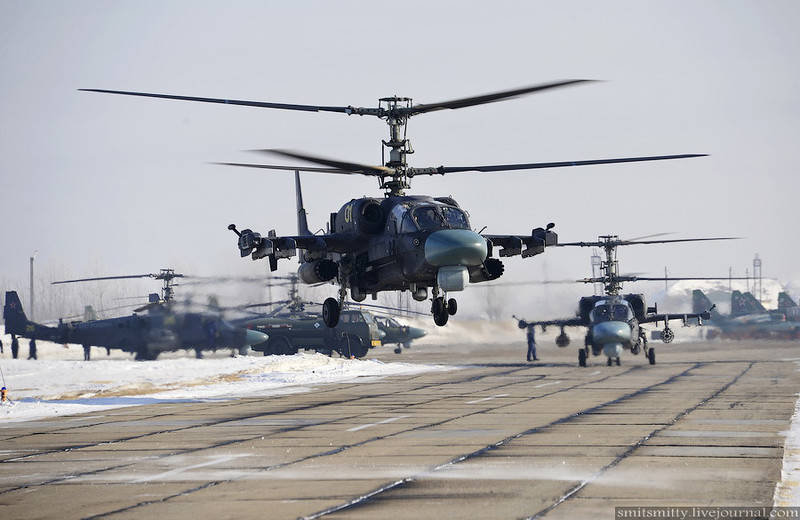 Тренировочные полеты вертолетов Ка-52 на Черниговской авиабазе