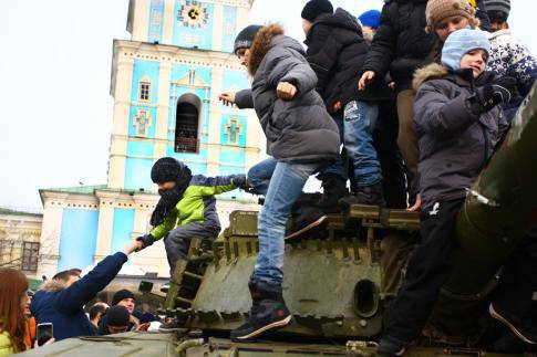 Присутствие. Отбитую российскую военную технику выставили в Киеве и покажут Гааге