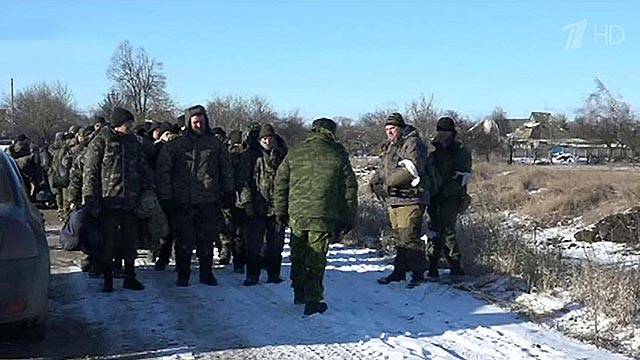 Cолдаты ВСУ, окруженные в Дебальцево, сдаются в плен ополченцам
