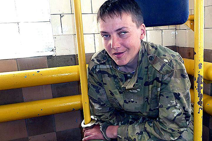 Порошенко анонсировал освобождение военной преступницы Савченко