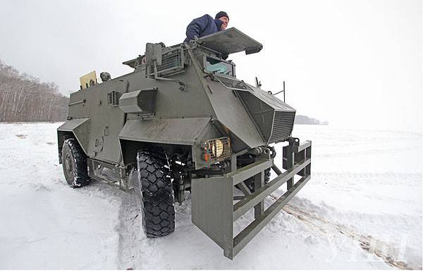 Британский бронеавтомобиль "Саксон" вышел из строя на испытаниях на Украине