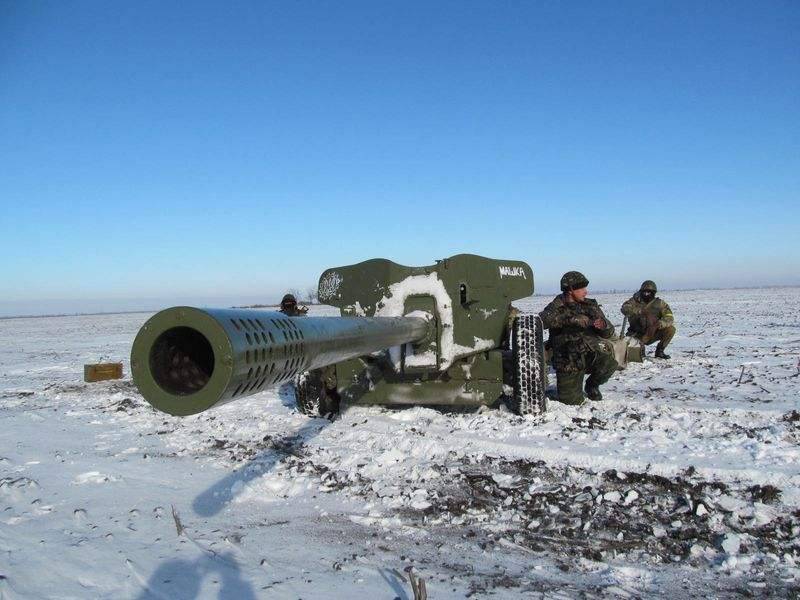 На Артемовской трассе ополченцы разбили колонну ВСУ и сделали блокпост На Артемовской трассе ополченцы разбили колонну ВСУ и сделали блокпост
