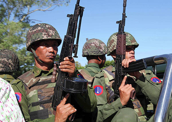 Китай тоже «поджигают»: часть Мьянмы превратилась в Донбасс