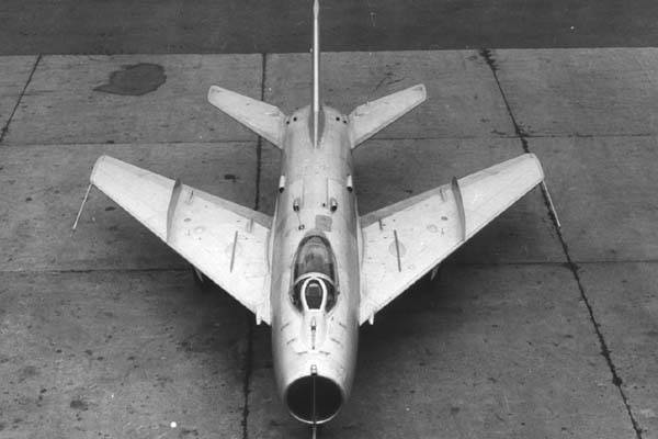 Сверхзвуковой истребитель МиГ-19