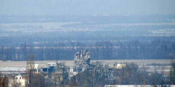 Перемирие в Донбассе: Аэропорт под обстрелом, Крымское готовится к войне