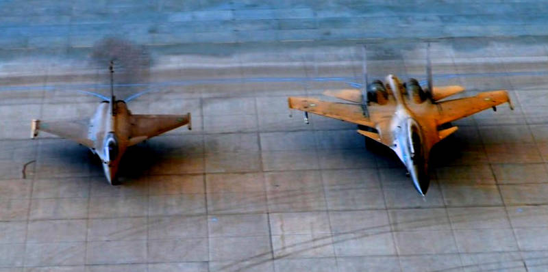 Сравнительное фото истребителей Rafale и Су-30МКИ