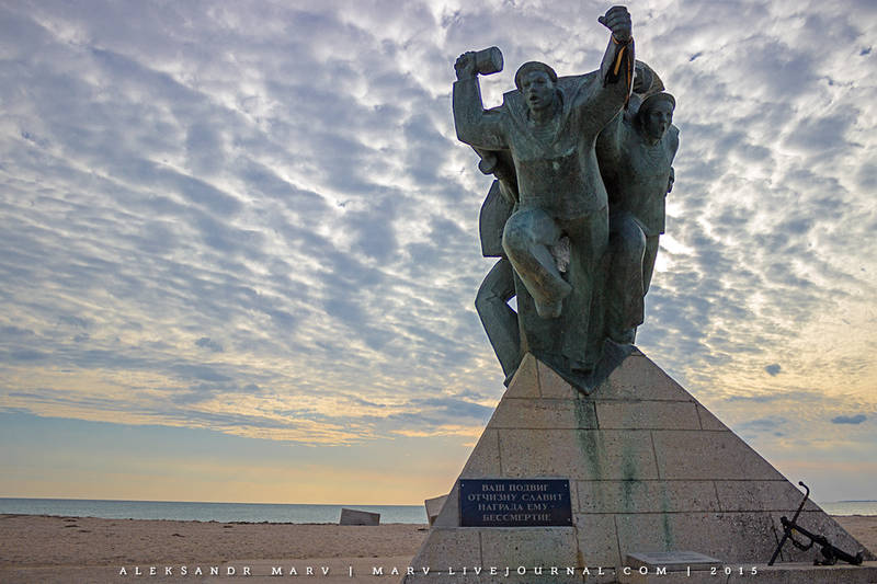 Памятник морякам-десантникам в Евпатории. История храбрости