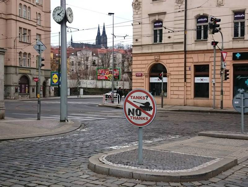 Жители Чехии устроили акцию против перемещения военной техники НАТО