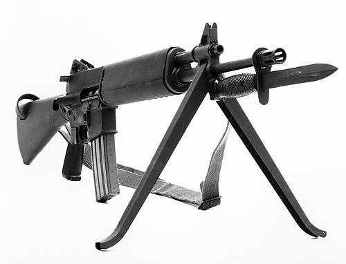История создания и принятия на вооружение  штурмовой винтовки M16