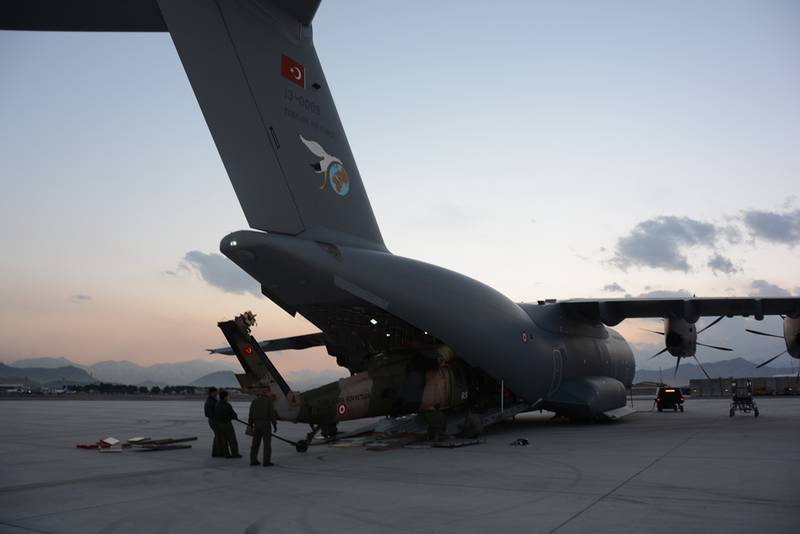Турецкая армия перевезла на самолете A-400M вертолет UH-60