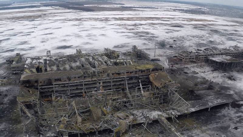 Атаки силовиков на Донецкий аэропорт снова мешают спасателям