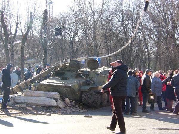 В Константиновке украинские военные на МТ-ЛБ сбили пешеходов