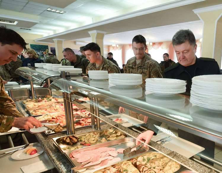 В Сети высмеивают обед Порошенко с американскими военными