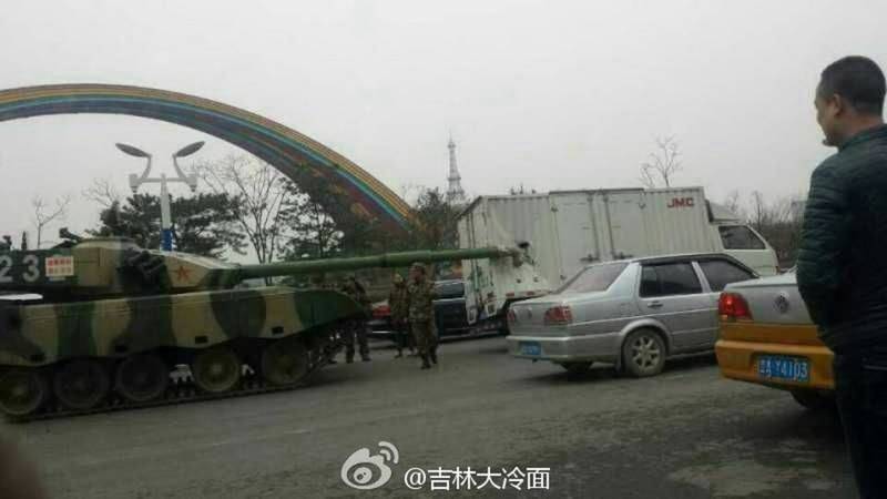 В Китае танк «Тип-96а» протаранил коммерческий автомобиль