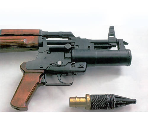 Первым в мире подствольным гранатометом был советский гранатомет «Искра»