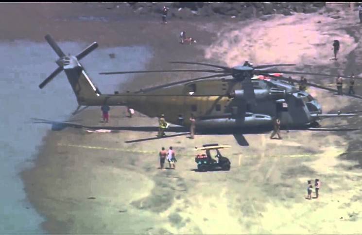 Вертолёт CH-53E ВМС США совершил аварийную посадку прямо на пляж Сан-Диего