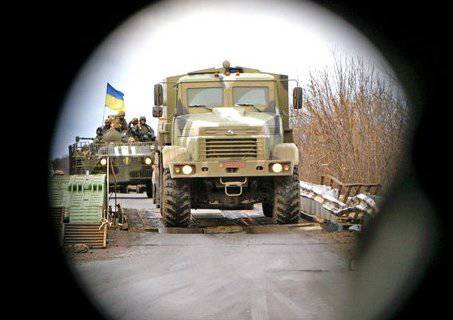 Грузовик c украинскими военными подорвался на фугасе в ЛНР Грузовик c украинскими военными подорвался на фугасе в ЛНР