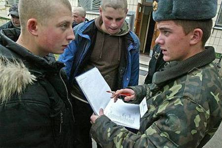 Украинцы призывного возраста массово уклоняются от службы в армии