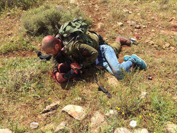 Раненый израильский десантник задержал нападавшего палестинца