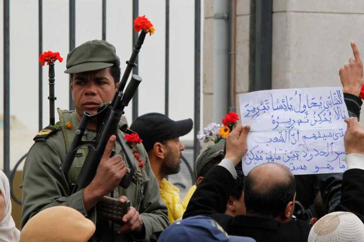 Солдат убил полковника и ранил 8 сослуживцев на военной базе в Тунисе