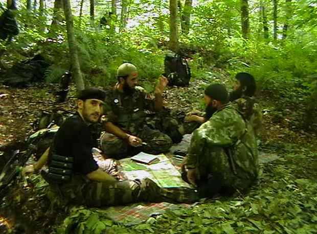 Как ловили террористов в лесу. Басаев Хаттаб Гелаев. Чеченские Лесные боевики 1996. Муджахиды вилоят ковказ.