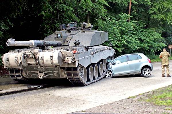 В Германии танк раздавил автомобиль с 18-летней девушкой за рулем