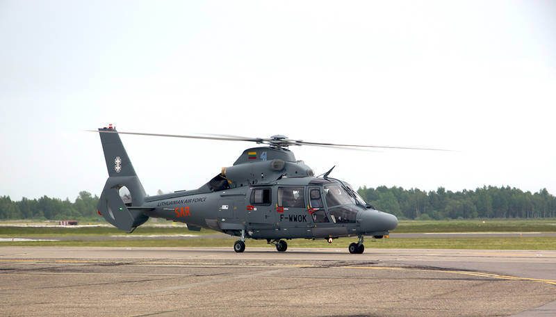 В Литву прибыл первый вертолет AS365N3+ Dauphin для замены устаревших Ми-8