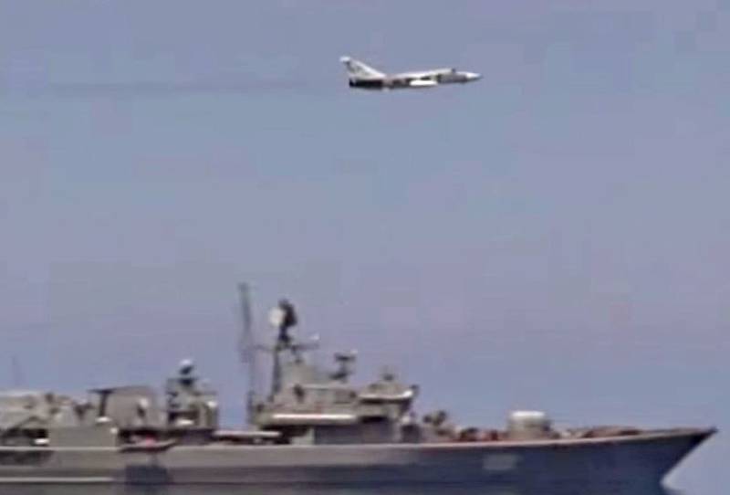 Российский Су-24 пролетел над флагманом ВМС Украины