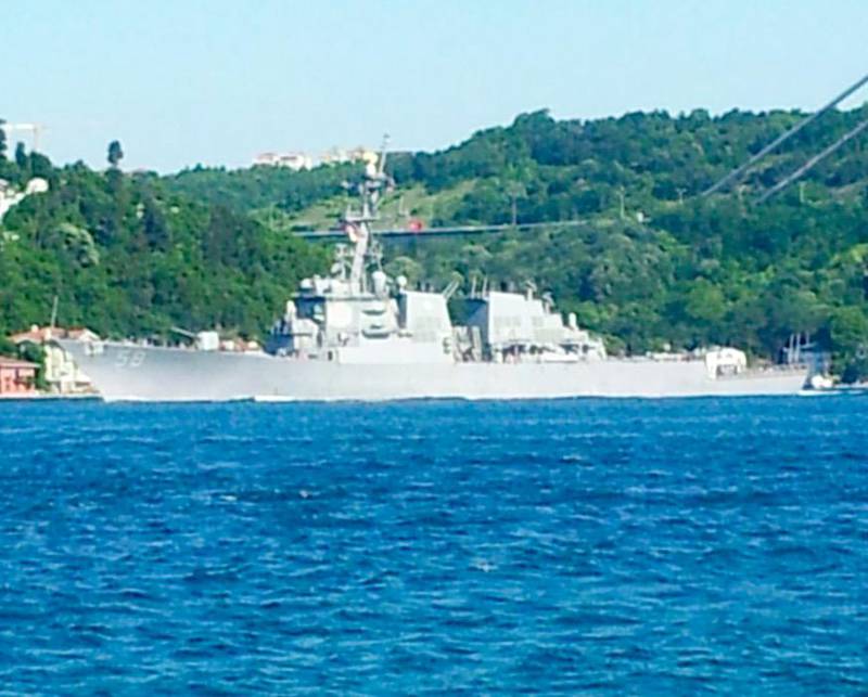 Американский ракетный эсминец и французский разведывательный корабль вошли в Черное море