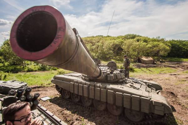 Бойцы ДНР научили корреспондентов ФАН стрелять из танка