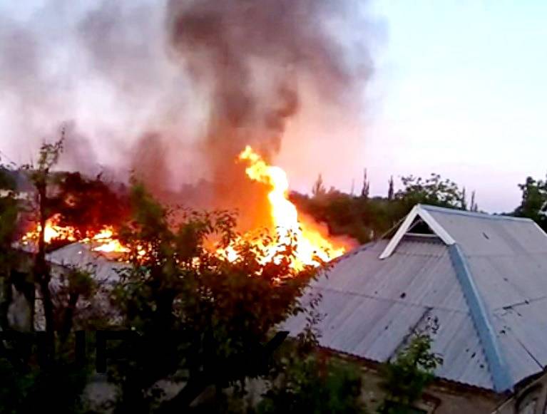 В результате обстрелов в Донецке начались пожары