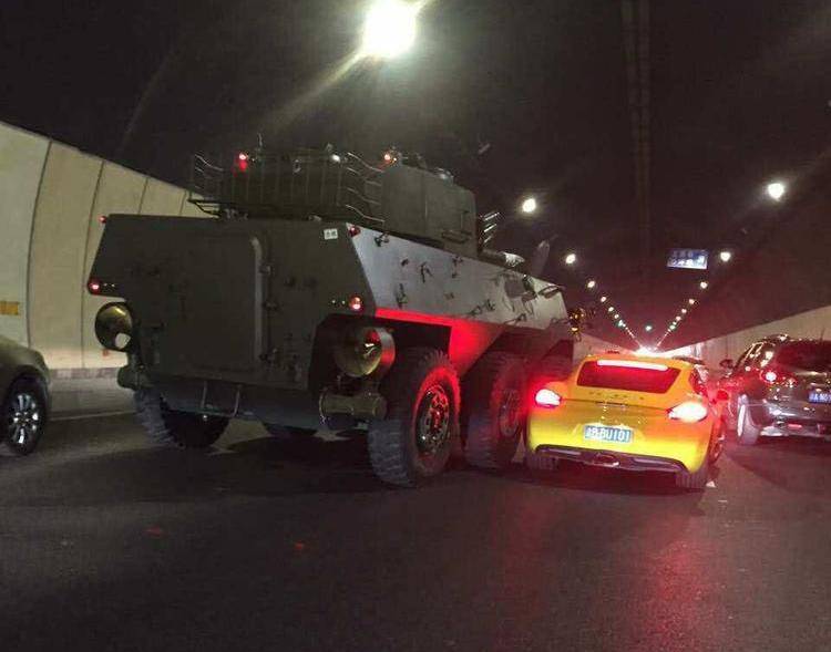 Китайский колесный танк протаранил «Porsche»