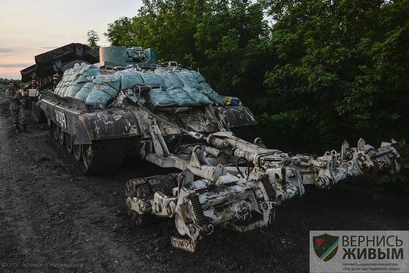 Украинские военные инженеры до сих пор используют машины разминирования на базе самоходки СУ-122-54