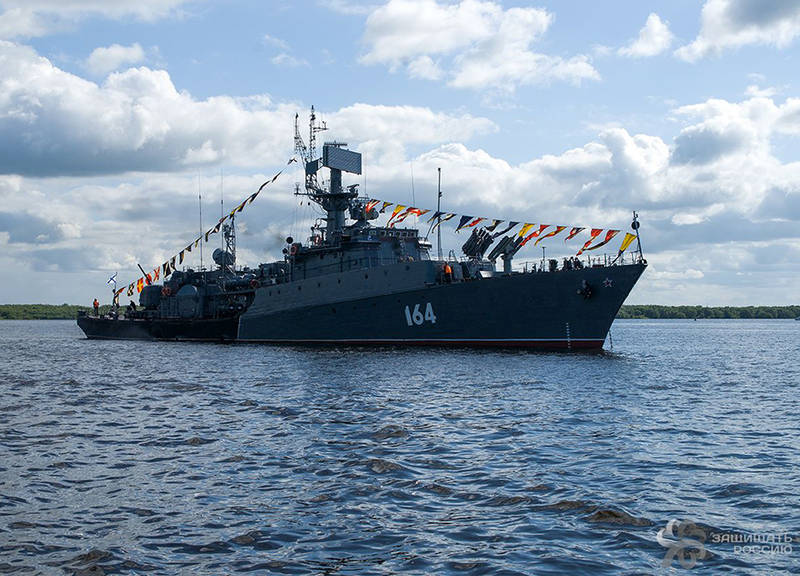 День ВМФ в Архангельске: корабли, оркестр, водолазные костюмы. Фоторепортаж