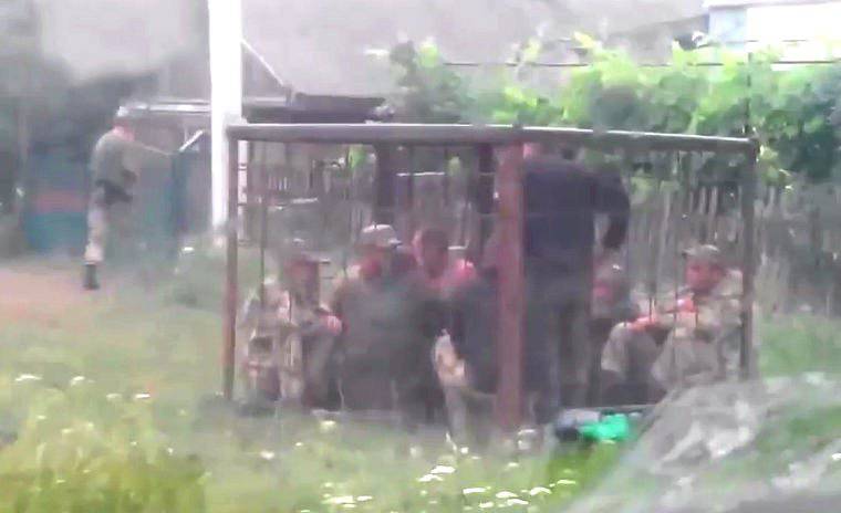 Зверинец по-украински: в клетке держат пьяных солдат