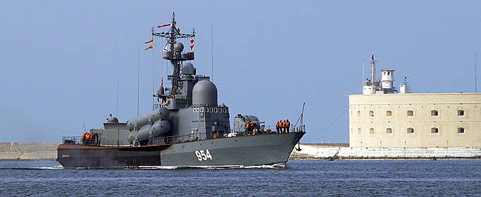 Российский ракетный катер следит за эсминцем США, зашедшем в Черное море