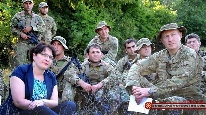 Министр обороны Грузии неделю будет тренироваться с военными